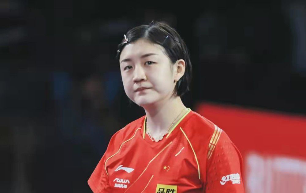 股票掮客人麦克在中国出差时代心脏病突发，被送进病院急救。一年后，他约请救命恩人，来自中国的大夫林亮、罗兰佳耦到他新买的丛林别墅度假。一伙劫匪劫持了警局的囚车，救出了制毒师维克多，差人牺牲前打穿了劫匪汽车的油箱。为了与策应的车获得联系，他们闯进了麦克的丛林别墅。麦克在与匪徒坚持中惨遭杀戮。目击老友被杀、老婆蒙受侮辱，一贯以救报酬本分的林亮血性被激起，他举刀冲向匪首杰克，却反被职业杀名片中了胸膛。所有人都以为他已死了，只有他的老婆没有抛却。命悬一线的林亮操纵专业的医学常识让本身的生命与时候竞走，为了解救妻儿于危难，他向劫匪倡议了还击……